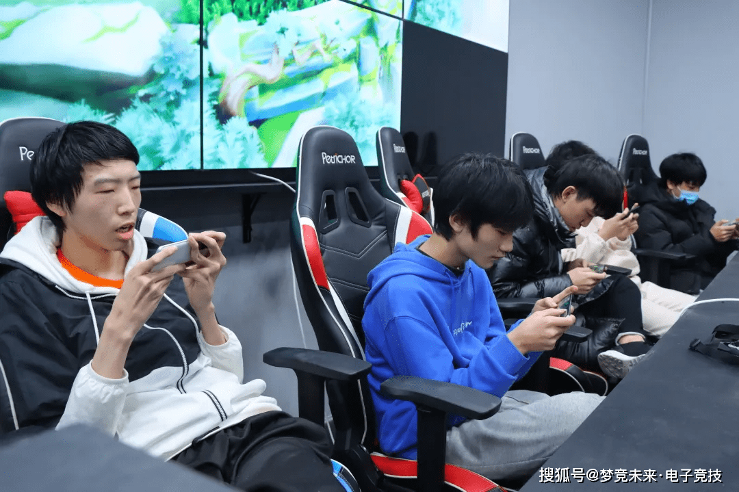 包含电竞比赛中的心理素质：冷静应对，稳定发挥的词条