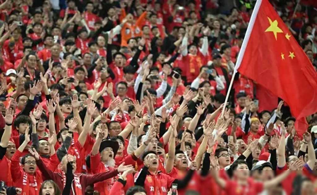 【球迷热情】现场气氛火爆，粉丝如何助威的简单介绍