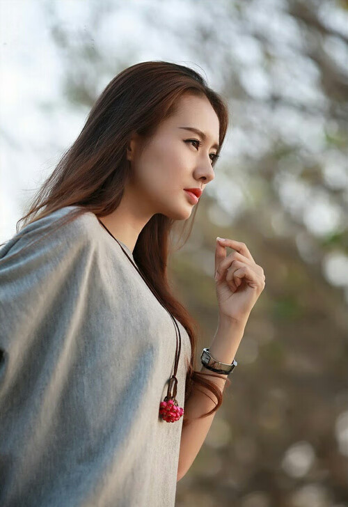 “健力赛事:高新体育中心举重场上演重磅对决,纪录挑战不断”